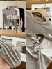 Super confortável de usar~ Gola redonda, caimento regular nos ombros, elástico, franzido, cintura marcada Camiseta base para mulheres, novo Outono 2026 H092409