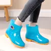 Sapatos aquáticos de cano curto femininos, galochas de chuva para adultos, galochas aquáticas de pelúcia de inverno, galochas antiderrapantes, sapatos de borracha quentes para trabalhadores de escritório, sapatos de calçar para uso na cozinha
