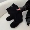 Botas longas de verão retrô de salto baixo e perna larga para mulheres, botas que aumentam a altura, novo estilo 2026, versáteis e adequadas para saias
