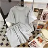 Conjunto de Roupas para Corrida Amazon Sports Feminino, Novo Estilo de Verão, Conjunto de Duas Peças com Camiseta de Manga Curta Estampada Solta e Shorts de Pernas Largas para Estudantes