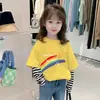 G2111 # Nova Camiseta Estilosa e da Moda para Meninas para Primavera e Outono de 2025, Roupa de Primavera Infantil, Blusa Falsa de Duas Peças, Manga Longa para Meninas.