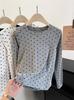 Camiseta Gris con Hombro Derecho de Lunares para Mujer Holgada Primavera y Otoño 2025 Nueva Manga Corta Larga Camisa Base para Mujer Moderna