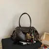 Bolso de mano para mujer de estilo coreano, adornado con remaches, de alta gama y ligero, con gran capacidad, diseño retro y un look casual y moderno, perfecto para el otoño y se puede llevar como bolso de hombro o bolso cruzado.