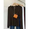 Camiseta popular de este año con cuello en V y manga larga para mujer, suave y cómoda, top interior versátil, elegante para ir al trabajo, capa base de otoño