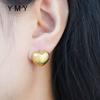 Hermosos pendientes de nicho de oro de 18 quilates con textura cepillada de acero de titanio de metal retro francés, pendientes de alta calidad al por mayor