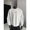 Camisa base casual solta, tamanho plus size, estilo americano moderno com rebites, top oversized de outono, moletom masculino com gola redonda, desconstruído