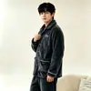 Cardigan simple de color oscuro para pijama de hombre, corte holgado, talla grande, conjunto cálido de dos piezas para casa, suministro directo de fábrica (Porcelana)