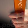 Anillo de Diseño Nicho de Lujo Ligero de Doble Círculo con Textura Irregular de Serpiente de Piedra Negra y Zircón Pequeño Apilable para Usar en Capas Estilo Único