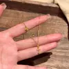 Collar con colgante cruzado de diseño de nicho versátil de lujo ligero de alta gama para mujer, moderno collar gargantilla de cadena para clavícula de acero de titanio