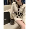 Lin Zixi es muy hermosa. Tiene un traje de falda de punto clásico en blanco y negro con un diseño elegante, rico y de patrón de diamantes.