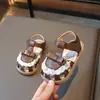 Sapatos de Princesa para Meninas Pequenas 2026 Verão Novo Estilo Sapatos de Couro para Crianças Pequenas Estilo Little Chanel Estampa Floral Pérola Lindos Sandálias de Princesa para Meninas Pequenas
