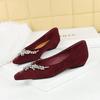 3683-H70 Zapatos de Moda Retro de una Sola Capa Cadena de Diamantes Decorativa Puntiagudos Poco Profundos Cuña de Terciopelo Combinan con Todo Tacón Bajo Zapatos de Mujer