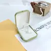 Terciopelo Verde Hierba Hebilla Dorada Caja de Joyería Caja para Anillos Pendientes Caja para Collares Caja de Empaque Caja para Par de Anillos Venta al por Mayor