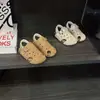 Sandalias para Niñas 2026 Verano Nuevo Estilo Sandalias Birkenstock Infantiles para Niñas, Pantuflas de Punta Cerrada para Niños Pequeños, Zuecos para Niños