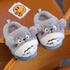 Nuevas pantuflas de algodón con dibujos animados para niños de otoño e invierno, adecuadas para niños mayores y bebés, lindas, para usar en familia, antideslizantes, cálidas y cómodas para uso en interiores