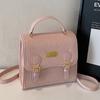 Bolso cuadrado pequeño portátil con relieve lindo de diseño de nicho de moda popular de este año, bandolera casual para ir al trabajo que combina con todo
