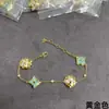 V Dourado 3.0 Banhado a 18K, Luxo Leve e Sensação de Alto Padrão, Pulseira de Trevo de Quatro Folhas com Concha Branca para Mulheres, Madrepérola Natural, Elegante e Fashion