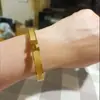 Pulsera de Acero de Titanio Estilo Europeo y Americano Oro de 18 Quilates Letra H Lisa y Mate, Pulsera de Pareja de Lujo Ligero de Nicho de Moda con Sentido de Diseño