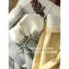 Un par de pantalones de invierno - forrados de polar, engrosados y diseñados para usarse en dos direcciones. Estos pantalones casuales cuentan con cintura elástica, corte holgado, pierna recta y pierna ancha.. Pantalones de chándal de invierno para mujer, modelo H090716
