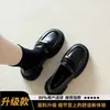 Mocassins marrons de couro genuíno para mulheres, sapatos slip-on de sola grossa, novos sapatos pequenos de couro versáteis estilo britânico outono 2025