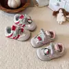 Zapatos para niñas, diseño de gato KT, nueva colección de otoño 2026, zapatillas infantiles versátiles, estilo de dibujos animados lindo, para niñas pequeñas, estilo de zapatillas deportivas y de entrenamiento alemán