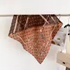 Estilo europeo y americano, ligero, con adornos de cadena de lujo, patrón de espiga de imitación de terciopelo, mezcla de algodón y lino, pañuelo cuadrado pequeño, pañuelo para la cabeza, chal, bufanda decorativa para el cuello y bufanda