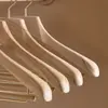 Cabide de madeira de cânfora cabide para calças com flanela cabide de madeira para roupas uso doméstico cor de madeira natural ombro largo sem marca cabide de madeira para terno