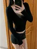 Top base sexy preto com gola V e detalhes em malha para mulheres, novo estilo de outono, camiseta de manga longa para mulheres baixinhas