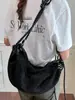 Nuevo modelo de otoño de 2026 estilo Hong Kong retro diseño de color liso bolso de hombro, bolso cruzado casual de nicho único y a la moda
