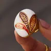 Anillo Exagerado de Diseño Ins Europeo y Americano con Goteo de Aceite Ojo de Gato Perla de Concha Acero Inoxidable Chapado en Oro de 18K Moda Transfronteriza Accesorio Versátil para la Mano