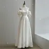 Vestido de novia ligero de satén estilo francés súper etéreo simple de hombros descubiertos hilo para exteriores pequeño para banquete de compromiso vestido de noche para mujer