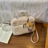 Bolsa de Pelúcia Fofa Retro Outono Inverno Comércio Exterior Feminina 2026 Novo Estilo Moda Versátil Bolsa Transversal Nicho Versátil Bolsa de Passeio