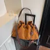 2026 Nova Bolsa de Camurça Simples e Fashion para Mulheres de Grande Capacidade Bolsa de Ombro Retrô Bolsa Tote Bolsa Transversal de Mão
