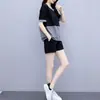Conjunto de duas peças de verão para mulheres plus size: camiseta casual de manga curta nova, soltinha, e shorts modeladores para um look jovem e despojado