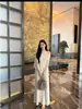 Nuevo estilo de principios de otoño, elegante y casual vestido con efecto capa, color negro liso