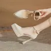 Zapatos de tacón alto huecos para mujer Jingang CG11515, colección primavera/otoño 2026, tacón grueso, punta fina, zapatos planos de una sola tira