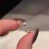 Radiante Como un Rastro de Estrella, Anillo Estilo Coreano con Sentido de Lujo para Mujer, Moderno Diseño de Nicho de Lujo Ligero, Anillo Ajustable Incrustado de Diamantes al por Mayor