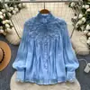 Blusa de manga larga color rosa suave estilo francés con volantes en el cuello y puños para mujer, juvenil y elegante con un toque de alta gama, Otoño 2026