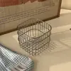 Cesta de armazenamento de ferro forjado estilo Ins, um item doméstico multifuncional para armazenar vegetais, gengibre, alho e frutas, e para lavar e armazenar frutas