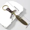 Llavero Retro de Plumas Estilo Takahashi, Colgante Vintage de Metal y Cordón de Cuero, Accesorio Versátil Estilo Europeo y Americano para Coches y Bolsas