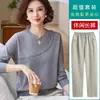 El popular suéter de punto con cordones diagonales y escote calado de este año es un nuevo estilo de otoño e invierno para madres, con un diseño simple y elegante de manga larga.