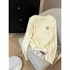 Camiseta de manga larga con cuello redondo para mujer, con un favorecedor diseño en los hombros, hecha de tela fina de color lila claro, perfecta para el otoño de 2026