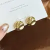 Brincos Irregulares Dourados de Nicho Luxo Estilo Francês 2025 Novos Tendência Estilo Celebridade da Internet Brincos de Tarraxa para Mulheres