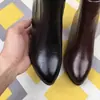 Coleção de inverno 2026: botas de tornozelo versáteis para mulheres, com salto grosso, forradas de fleece, solado macio, de cano médio, apresentando detalhe de laço, estilo casual e bico fino, semelhantes às botas Martin.