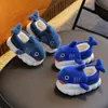 Sapatos de algodão de inverno para crianças, pantufas quentes com estampa de tubarão para meninos, fofos e macios, para meninas, adequados para uso interno e com solas antiderrapantes para bebês