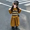 Atuendos de principios de otoño para niñas: traje de rayas, nuevo estilo otoño 2026, ropa de otoño elegante para bebé, conjunto de dos piezas de manga larga súper lindo