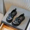 Novos sapatos infantis de moda estilo britânico para meninas, sola grande e macia, sapatos de couro com laço primavera 2026, sapatos de princesa