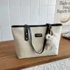 Bolsa de mano tipo tote de lino patchwork estilo universitario europeo y americano con lindo colgante de felpa, bolso de hombro, elegante bolsa de mano
