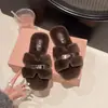 Pantuflas de felpa para mujer para usar en exteriores, estilo de lujo ligero, suela plana, una tira, pantuflas de algodón para otoño e invierno, modelo nuevo 2026, esponjosas