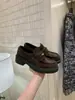 Mocasines hechos a medida transfronterizos con suela gruesa y un pequeño adorno de moneda dorada, en un color café retro, con estilo británico y tacón grueso.